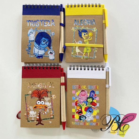 cadernos de notas com caneta, Divertidamente