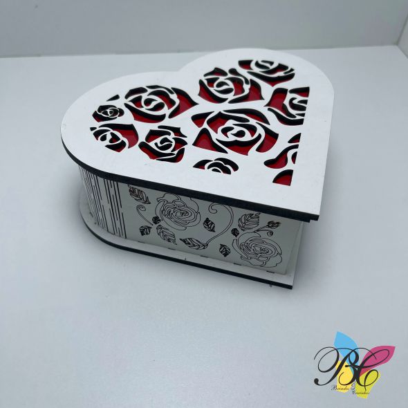 Caixa de madeira coração desenho rosas