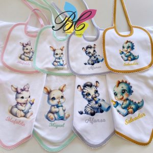 Conjuntos de bebe – tema animais bebés – fraldas, babetes, tapa ovo, toalhas de banho, prende chuchas, bodys, sacos primeira roupa…
