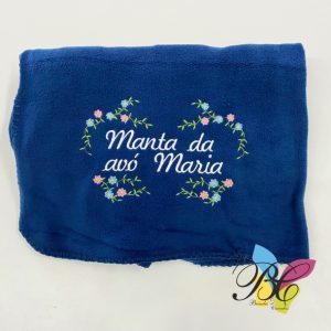 Manta bordada, pequenos ramos de flores