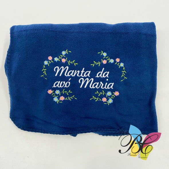 Manta bordada, pequenos ramos de flores